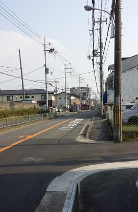 Other local. The east side of the road width is located about 10.4m. Traffic is there a little, Small children because there is a sidewalk on both sides is also safe ◎