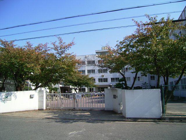 Junior high school. 1079m to Takatsuki Municipal Yanagawa junior high school