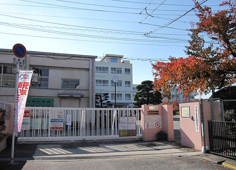 Primary school. Until Takatsuki Municipal Akaoji Elementary School 758m Takatsuki Municipal Akaoji Elementary School