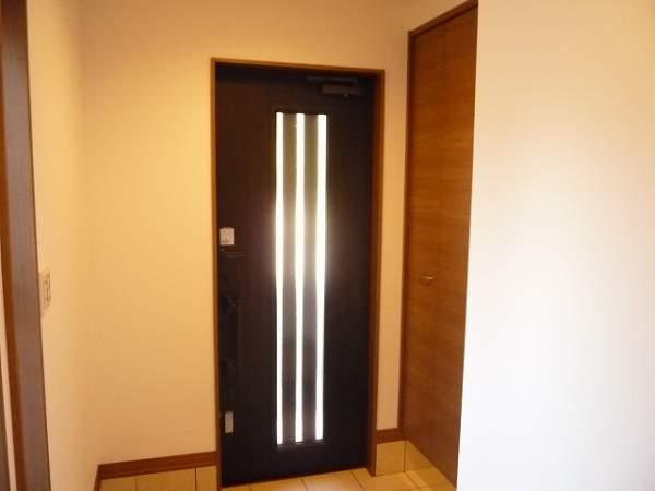 Entrance. There are shoes cloakroom in the entrance hall.