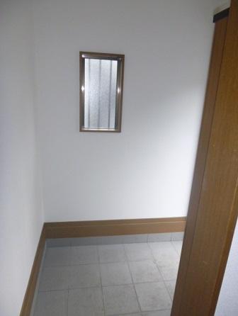 Entrance. Windows are many plug of the light housing!