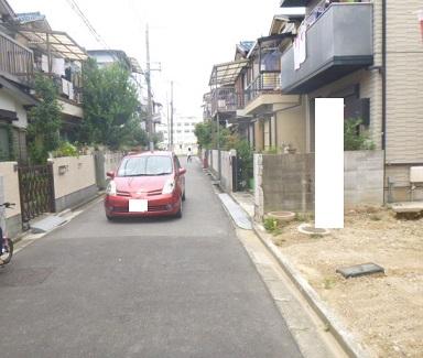 Local photos, including front road. Facing west, Road width is located about 4.6m!