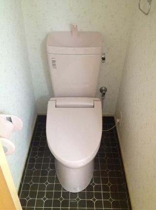 Toilet. And it made the room the entire renovation! We toilet exchange! There toilet window!