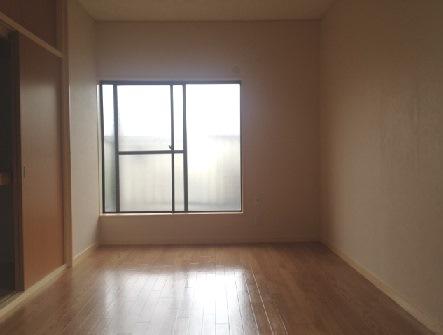 Non-living room. Western-style There is a balcony to about 9 Pledge! House is cleaned!