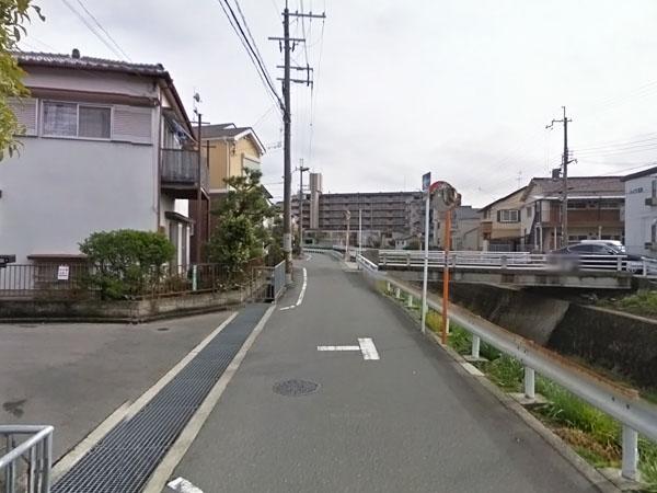 Local photos, including front road. Peripheral road