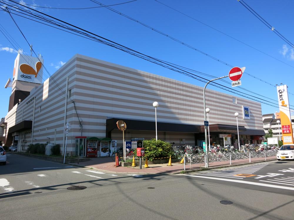 Shopping centre. 897m until gu Daiei Settsu Tomita shop