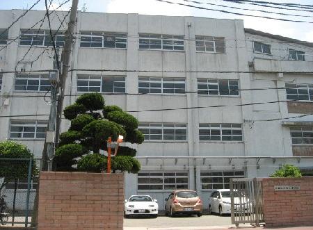 Junior high school. 894m to Takatsuki Tatsudai three junior high school