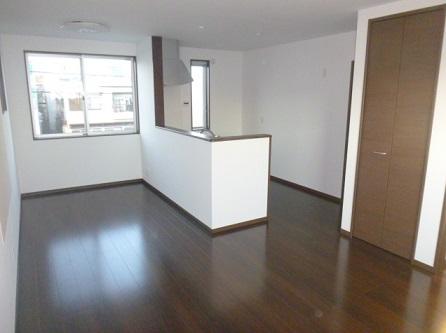 Living. We finally completed! North see the mountain in the distance, Per Tamehi which is also open south ・ View ・ There is commercial facilities a large number within a 5-minute all ventilation good walk, It is very convenient living environment to life ◎