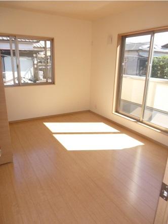 Non-living room. About 7.2 Pledge Western-style: we have secured a two-sided lighting, so we have connected to the room next door per yang good balcony!