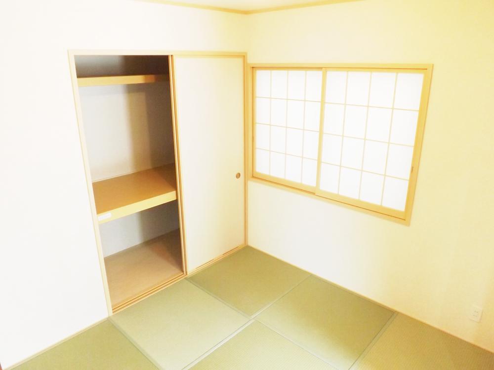Non-living room. Local photos (Japanese-style) modern Japanese-style room of Daikabe specification!