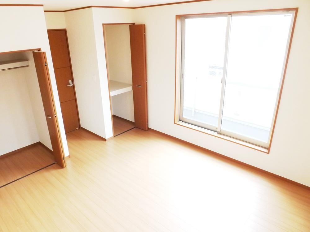 Non-living room. Local photos (Western-style) main bedroom good day on the south-facing!