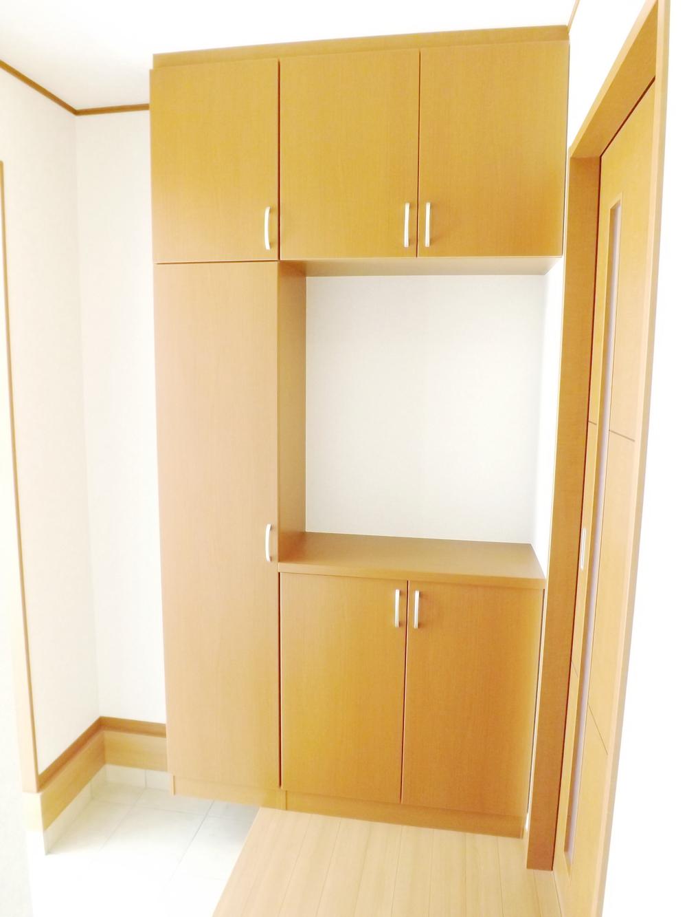 Entrance. Local photos (entrance) large with shoes BOX is the front door