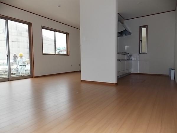 Same specifications photos (living). Bright living room, It seems to be more talk of family