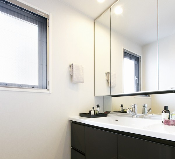 <Hotel-like lavatory> bright wash room with a wide three-sided mirror. Care at the counter-integrated sink bowl is also easier