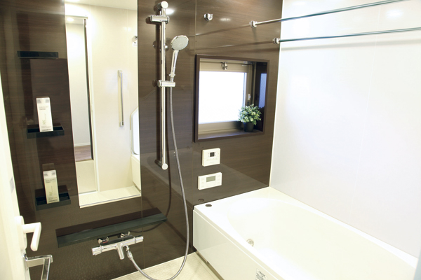 Bathing-wash room.  [Bathroom] Water-saving switch shower faucet, Equipped with a bathroom heating dryer. Since the tub is a Samobasu, You can hot water keep long (C type model room)