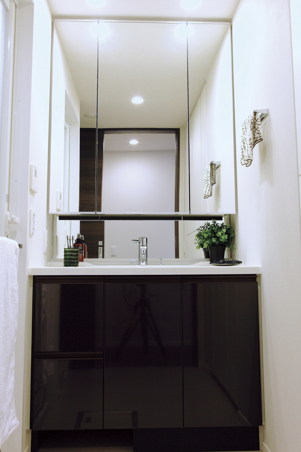 Bathing-wash room.  [Powder Room] Bright wash room with a wide three-sided mirror. CARE bowl-integrated counter is also easier (C type model room)