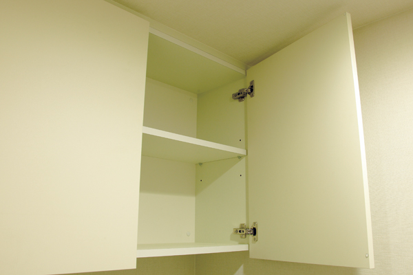 Toilet.  [Hanging cupboard] Paper and towels, Definitive hanging cupboard to organize, such as cleaning supplies. To achieve a neat and tidy toilet space (same specifications)