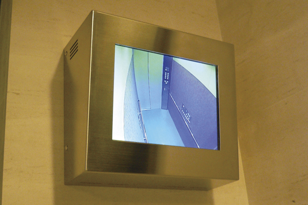 Security.  [Elevator in the monitoring monitor] In order to prevent the risk from behind closed doors of, Installing a security camera in the elevator. On the first floor of the elevator hall, Monitor you can see the video of the security camera in the elevator have been installed (same specifications)