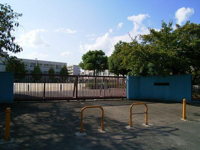 Primary school. 786m to Takatsuki Municipal Tomita Elementary School