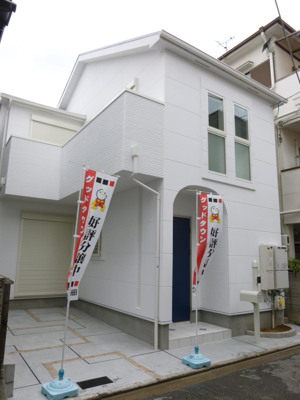 Local appearance photo. Standard adopts the super board (20-year warranty) to the outer wall. Strongly soundproof to water ・ Excellent is the residential exterior wall material in heat