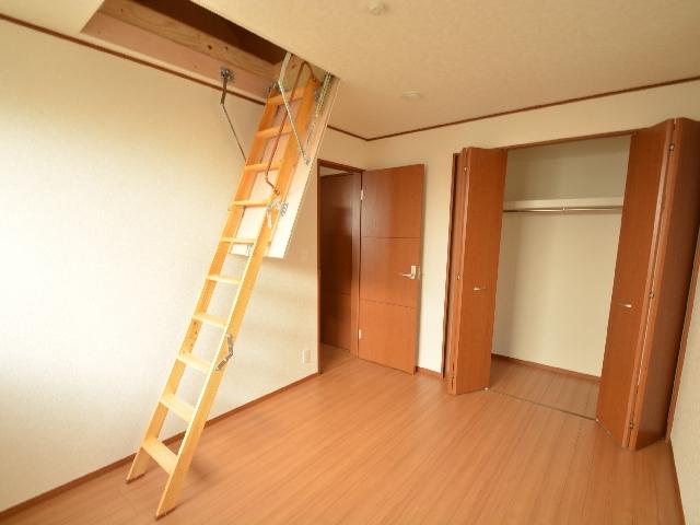 Non-living room. Second floor Western-style 6 Pledge It is with attic storage. Closet spacious