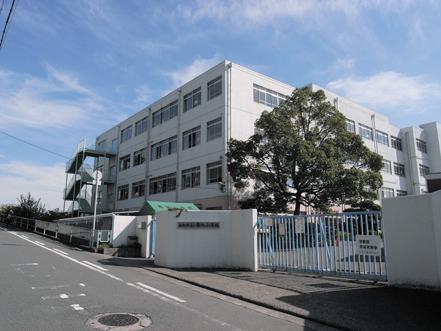 Primary school. 707m to Takatsuki Municipal Okusaka Elementary School