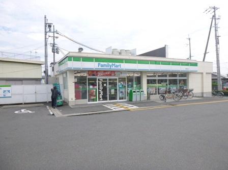 Convenience store. 980m to FamilyMart Takatsuki Urado shop