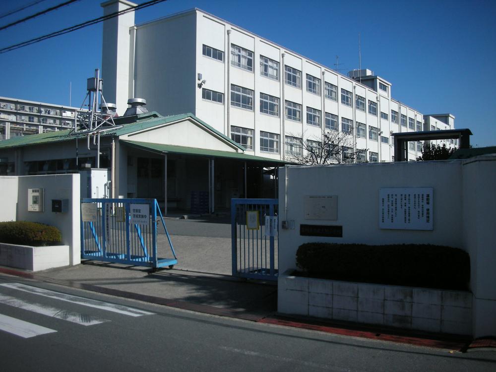Primary school. 410m to Takatsuki Municipal Hokkaido crown elementary school