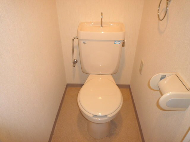 Toilet. ● toilet ●