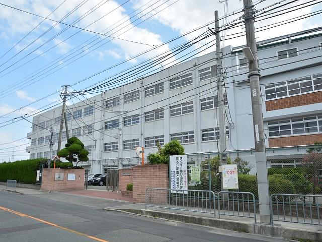 Junior high school. 550m to the third junior high school