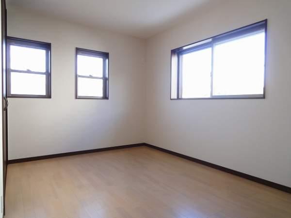 Non-living room. 1 Kaiyoshitsu 6 Pledge The window is there place three is bright rooms