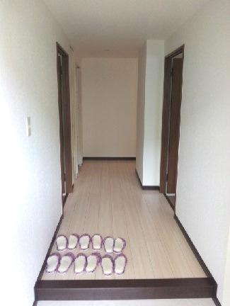 Entrance. 2013 October interior completely renovated already: Zenshitsukabe ・ It was re-covering the cross. LDK ・ WC ・ Washroom ・ kitchen ・ We floor CF re-covering.