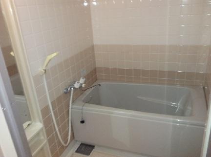 Bathroom. 2013 October interior completely renovated already: we have had made the tub. This room of the first floor of plugging a south-facing warm light. All room 6 quires more ・ LDK is clear there 4LDK of about 18.5 quires ◎