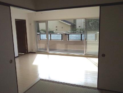 Living. 2013 October interior completely renovated already: we do tatami Omotegae. Large living room window, It is open