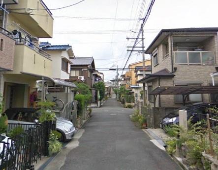 Local photos, including front road. Facing east, Road width is about 4.4m!