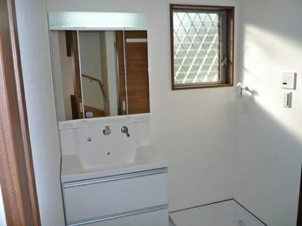 Wash basin, toilet. Wash