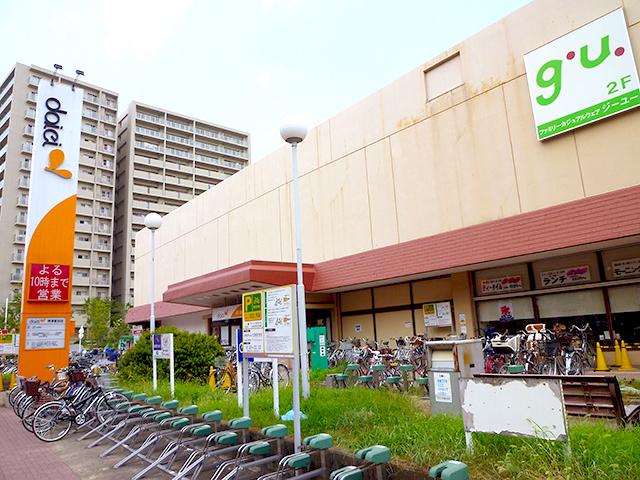 Supermarket. 827m to Daiei Settsu Tomita shop