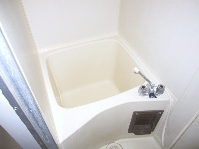 Bath. ● The bathroom ●