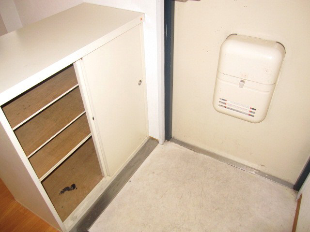 Entrance. ● It is the front door and the cupboard ●