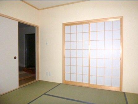 Non-living room. First floor Japanese-style room: All room are six quires more leeway 4LDK ◎