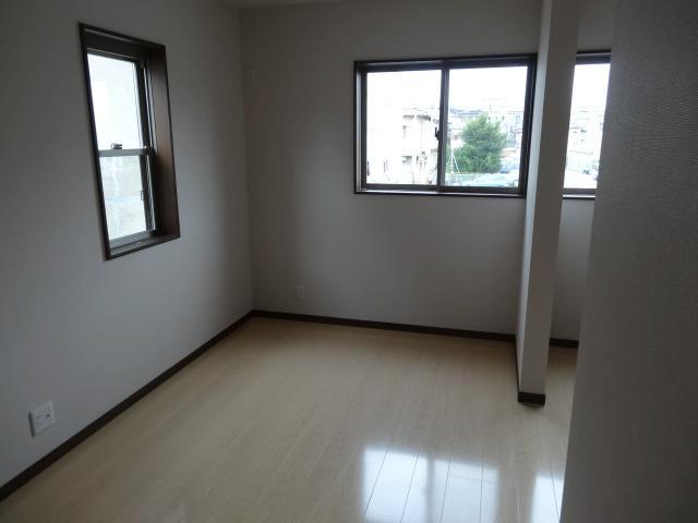 Non-living room. Western-style about 5.5 Pledge