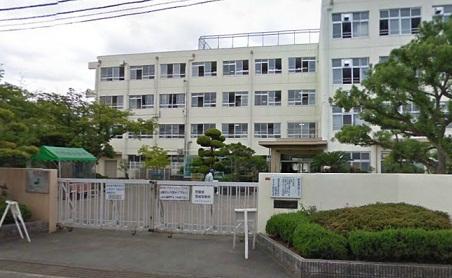 Primary school. Takatsuki Municipal five hundred living up to elementary school 644m