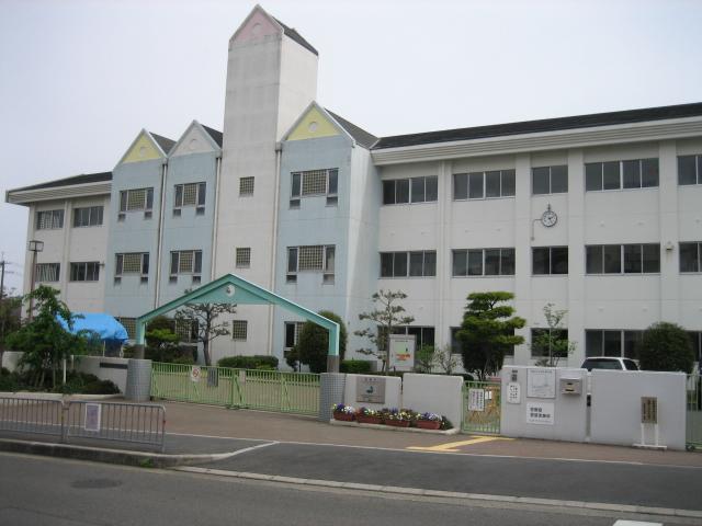 Primary school. 964m to Takatsuki Municipal Abu-San Elementary School