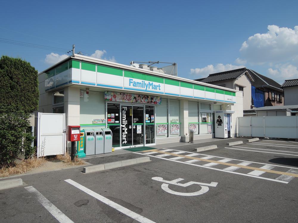 Convenience store. 825m to FamilyMart Takatsuki Amagawashin the town shop