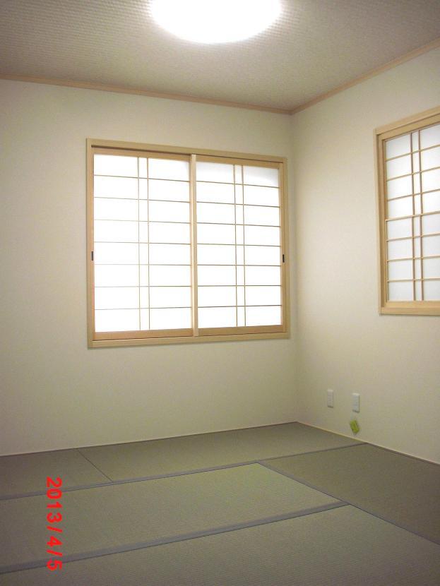 Non-living room. It is a Japanese-style room with a fine calm!