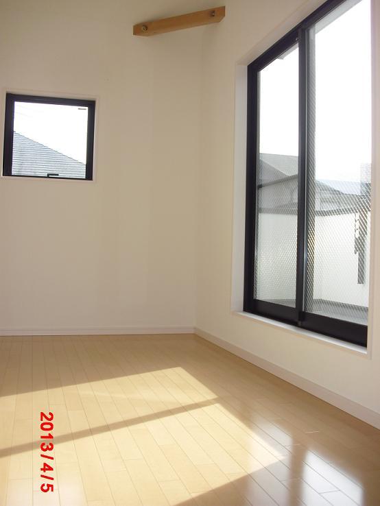 Non-living room. 2 Kaiyoshitsu There is a feeling of opening in the ceiling high roof specification!