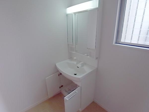 Wash basin, toilet. Convenient in the morning of the dressing in the shower (same specifications as wash basin)