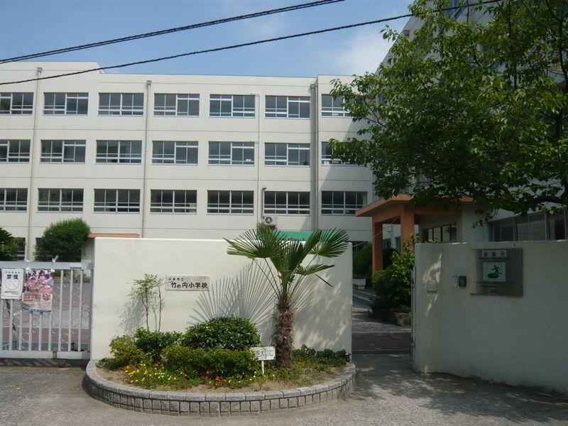 Primary school. 318m to Takatsuki Municipal Takenouchi Elementary School