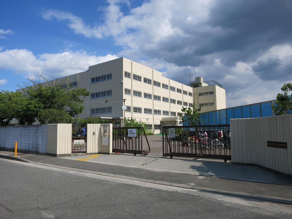 Junior high school. 995m to Takatsuki Municipal Nyoze junior high school