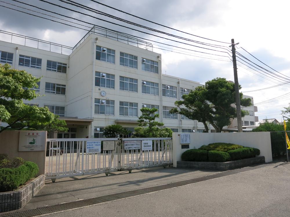 Primary school. Takatsuki Municipal five hundred living up to elementary school 681m